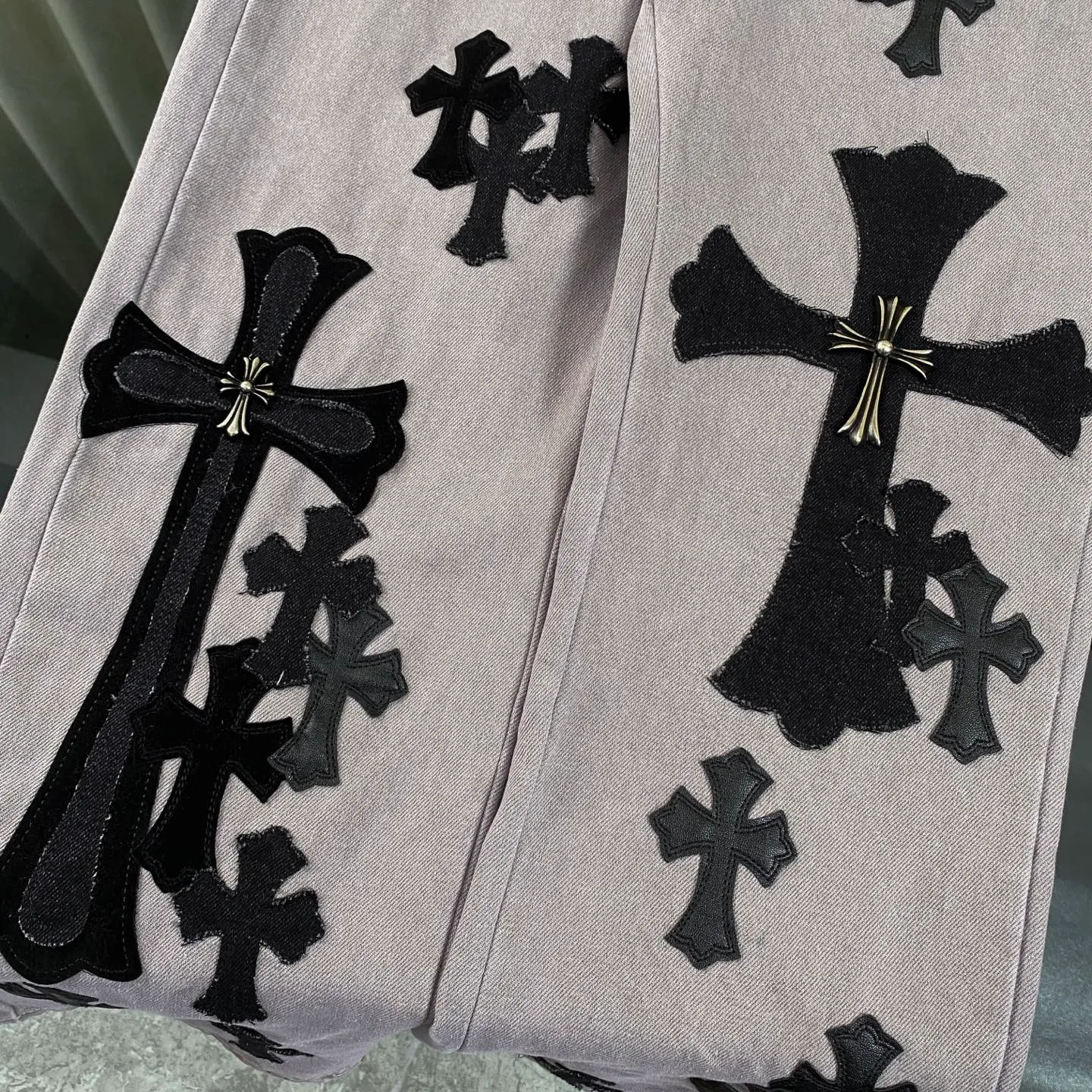 P310 CH Chromehearts Paris-limited black cross-leather heavy-duty gray Cow King jeans, priced at 34W level, patchwork cross flower embellishment, washed jeans! ! An absolutely high-end luxury product, a 1.9W-level god-level single product, a super popular product, made by top heavy industry, a magic weapon that cannot be missed! [About Zangyin] This is an extremely luxurious fashion brand that can also be called the aristocracy of the high street. It has always been an exclusive brand for some hipsters or rich second generations. Compared with ordinary high streets, it is more luxurious and noble. Compared with luxury brands, it is more fashionable and individual. It has always been a brand that I have a special liking for. [Top heavy industry fashion design] Consistently high-street luxury style. Speaking of this style, the Zangyin family and GU family are definitely the leading representative brands. Especially the Zangyin family has really achieved a state-of-the-art effect in creating high-street style. The unique washed material is used to create this style. The color system is already quite eye-catching. After it is decorated with patchwork cross flowers, it cleverly highlights the charm of the brand. Secondly, this style uses classic The high-waist cutting design highlights the long legs and fashionable temperament of the upper body. The brand is highly recognizable and the slim fit configuration is more suitable for daily wear. It is a product that interprets personality, fashion, and specifications at a glance. This single product is enough to make any fan excited. It can be a white T-shirt for a youthful college style, or a tight suspender for a royal style. It has strong matching ability and can be easily controlled by men.  [Materials and craftsmanship] Needless to say, this point goes without saying. As an excellent craftsman brand, Zangyin’s requirements for details and craftsmanship are really perfect. The washed color of this model has gone through so many processes, not to mention the embellishment of denim appliques. It is also purely hand-made and sewn. Just like what they believe in, only hand-made things have soul and have the meaning of wear. A top-notch heavy-duty fashionable denim item, I look forward to your perfect interpretation! !  Color: light gray Size: 28-36